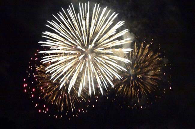 Pháo hoa: Pháo hoa thải ra một số loại khí bao gồm SO2 (lưu huỳnh đi-ô-xít), có thể kích thích các triệu chứng về hô hấp nếu hít vào với lượng đậm đặc. Pháo hoa còn gây các nguy cơ cao hơn đối với hen suyễn và các vấn đề hô hấp khác do hàm lượng cao các khí bari mà chúng thải vào không khí.