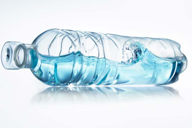 Nhựa: Một số vật gia dụng làm từ nhựa bao gồm rèm phòng tắm, nội thất giả da, cửa sổ kéo và đồ chơi có thể thải phthalate vào không khí. Các nghiên cứu cho thấy, phthalate sẽ gây hen suyễn, ho và khó thở.