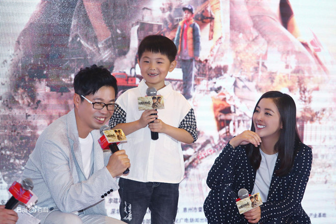 Theo QQ, nghệ sĩ nhí nổi tiếng sớm thường đối mặt những mặt trái của hào quang. Năm 2014, cậu nhóc 3 tuổi Trương Tuấn Hào (thường được gọi là Hào Hào) trở thành hiện tượng tại Trung Quốc với màn trình diễn đầy ấn tượng trên sân khấu Amazing Chinese. Sau 5 năm, cậu bé miệt mài với các dự án mới và không mặn mà chuyện học. Cha mẹ Tuấn Hào thừa nhận cảm thấy ân hận khi đã đưa con trai bước chân vào showbiz sớm.