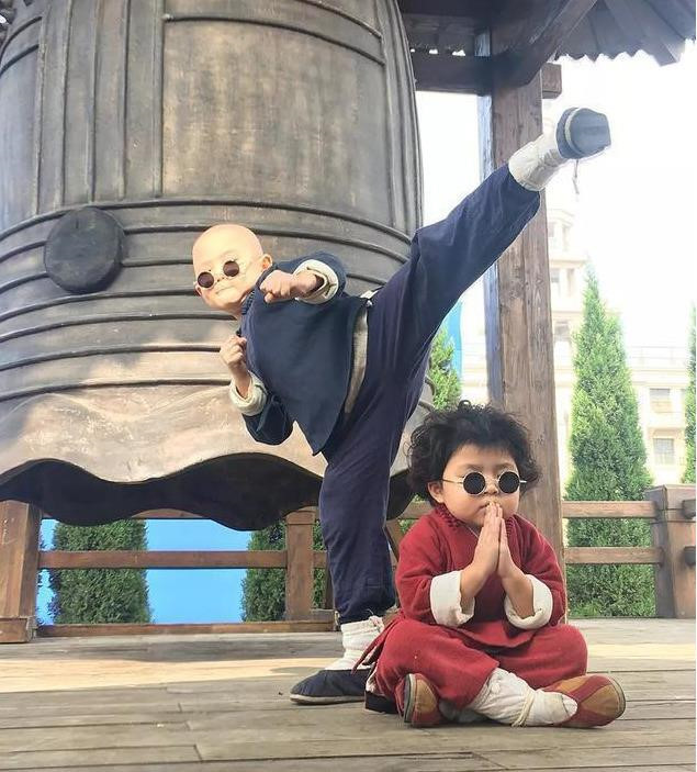 Việc chạy show liên tục của cậu bé gốc Sơn Đông khiến nhiều khán giả không khỏi lo lắng. Không ít người cho rằng, bố mẹ của Tuấn Hào đang lợi dụng em để kinh doanh, khiến cậu bé chín ép, mất đi sự hồn nhiên của tuổi thơ.