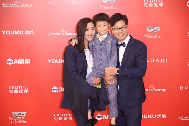 Trương Tuấn Hào vốn sinh ra trong một gia đình lao động phổ thông bình thường. Bố Hào Hào là tài xế lái xe chở hàng, trong nhà không có ai theo con đường nghệ thuật. Từ nhỏ cậu bé đã bộc lộ tư chất về vũ đạo. Theo chia sẻ của mẹ Hào Hào lúc tròn 6 tháng tuổi cậu bé đã thích thích lắc lư khi ai đó bật nhạc. Khi được 10 tháng, dù chưa đi vững nhưng mỗi lần đứng dậy, bé lại thích nhảy nhót mô phỏng theo chương trình trên tivi. Chính vì vậy, từ khi còn bé, Hào Hào đã là gương mặt quen thuộc trong các cuộc thi tìm kiếm tài năng như Big Star, Hot girl Go Go Go.