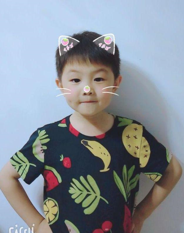 QQ cho biết một năm Hào Hào kiếm được hàng nghìn USD. Số tiền này đủ nuôi cả gia đình và bố mẹ em chẳng cần phải đi làm cũng có một cuộc sống sung sướng. Tuy nhiên, gần đây trong một bài phỏng vấn, bố mẹ của cậu bé cho biết hiện tại họ rất hối hận khi để con gia nhập giới giải trí khi còn quá nhỏ. "Hào Hào giờ đã được 8 tuổi. Cháu cũng đã đi học nhưng lại chẳng có hứng thú với chuyện học hành. Tâm trí cháu chỉ toàn là việc biểu diễn. Chúng tôi rất lo lắng cho tương lai của Hào", bố mẹ của cậu bé chia sẻ trên QQ.