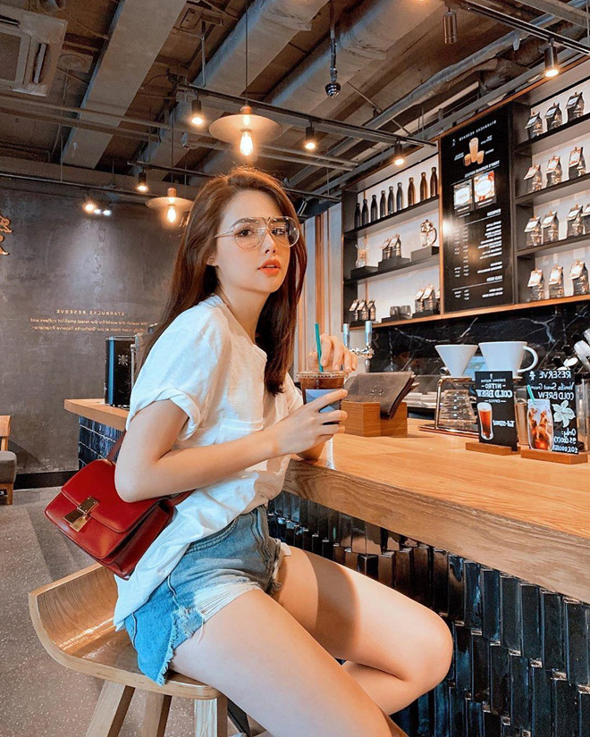 2 cô nàng thường xuyên xuất hiện cùng nhau. Họ đi du lịch chung, đi tập chung, đi chơi chung và rất chăm diện đồ đôi. Ở vài story, cả hai thường vui đùa "rao bán" người còn lại và nói rằng "Ở cạnh nhau lâu quá rồi".