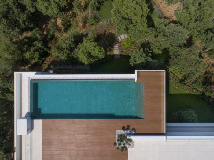 Bể bơi ngoài trời cạnh khu tiệc BBQ. (Ảnh: Business Insdier)