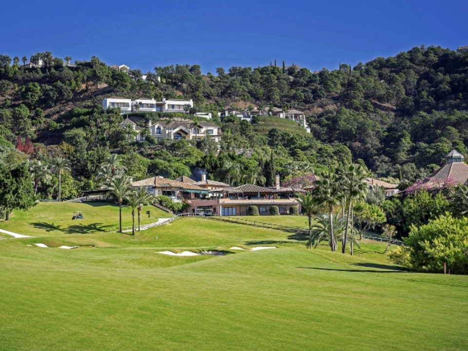 Theo tờ Expansion, nhiều cư dân ở La Zagaleta đều là giám đốc điều hành cấp cao hoặc giám đốc điều hành quốc tế từ các công ty lớn. Trong đó bao gồm Hans Snook - người sáng lập hãng viễn thông Orange Telecom, Jürgen Bartels - cựu chủ tịch chuỗi khách sạn Starwood Hotels, chính trị gia nổi tiếng người Anh Lord Stanley Fink... (Ảnh: Business Insdier)