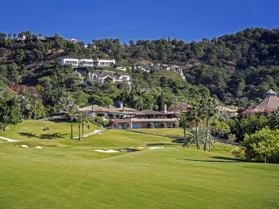 Theo tờ Expansion, nhiều cư dân ở La Zagaleta đều là giám đốc điều hành cấp cao hoặc giám đốc điều hành quốc tế từ các công ty lớn. Trong đó bao gồm Hans Snook - người sáng lập hãng viễn thông Orange Telecom, Jürgen Bartels - cựu chủ tịch chuỗi khách sạn Starwood Hotels, chính trị gia nổi tiếng người Anh Lord Stanley Fink... (Ảnh: Business Insdier)