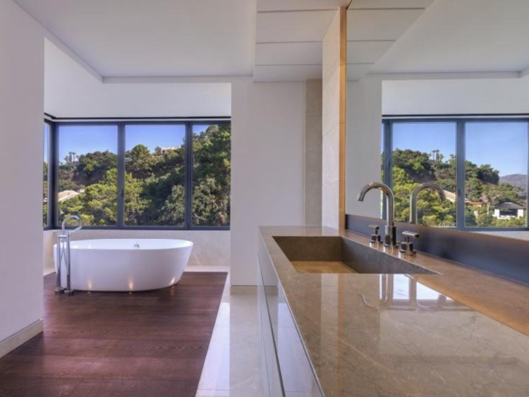 H-25 có 7 phòng ngủ, 8 phòng tắm và một garage có mái che chứa được 4 ô tô. (Ảnh: Business Insdier)