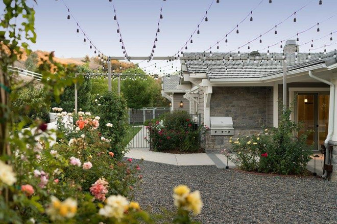 Tuy nhiên, đến tháng 12/2016 thì Jenner lại đưa "văn phòng" này lên thị trường và bán nó vào năm 2017 với giá gần 5,3 triệu USD. Biệt thự rộng khoảng 480 m2 với 4 phòng ngủ, 3 phòng tắm. Ảnh: Sotheby.