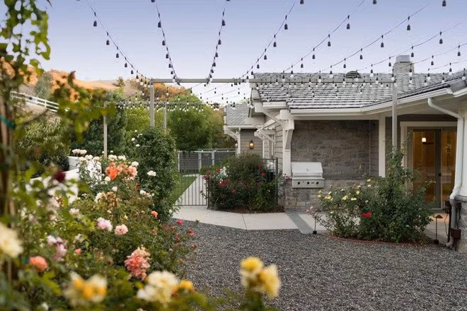 Tuy nhiên, đến tháng 12/2016 thì Jenner lại đưa "văn phòng" này lên thị trường và bán nó vào năm 2017 với giá gần 5,3 triệu USD. Biệt thự rộng khoảng 480 m2 với 4 phòng ngủ, 3 phòng tắm. Ảnh: Sotheby.