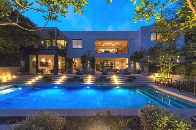 Tháng 10/2018, Kylie Jenner cùng bạn trai Travis Scott mua một biệt thự sang trọng được xây vào những năm 1970, tọa lạc ở khu Beverly Hills hào nhoáng với giá 13,45 triệu USD. Ảnh: Simon Berlyn.