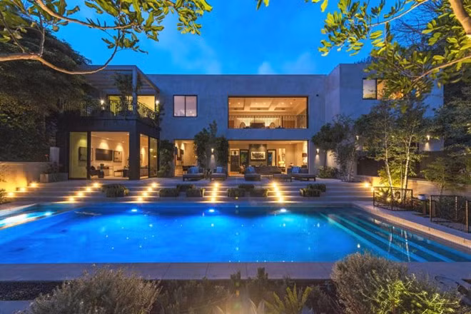 Tháng 10/2018, Kylie Jenner cùng bạn trai Travis Scott mua một biệt thự sang trọng được xây vào những năm 1970, tọa lạc ở khu Beverly Hills hào nhoáng với giá 13,45 triệu USD. Ảnh: Simon Berlyn.