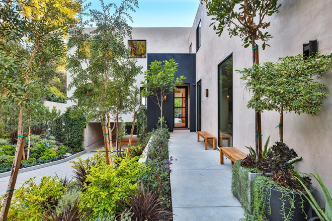 Biệt thự rộng xấp xỉ 900 m2 với 7 phòng ngủ và 10 phòng tắm. Đây cũng là bất động sản đắt giá nhất mà Kylie Jenner sở hữu. Ảnh: Simon Berlyn.