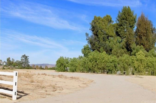 Dường như để tăng thêm sự phong phú cho đời sống tại căn biệt thự 12 triệu USD của mình, Kylie Jenner mua một mảnh đất ngay bên cạnh có diện tích hơn 6.000 m2 vào tháng 10/2017 với giá 5 triệu USD. Ban đầu, Jenner dự định sử dụng mảnh đất để xây trang trại với chuồng ngựa cùng vườn cây ăn trái. Tuy nhiên nữ tỷ phú đã bán bất động sản này vào tháng 8/2018 với giá 5,35 triệu USD. Ảnh: Zillow.