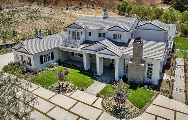 Khi 18 tuổi, Kylie Jenner lần thứ 2 mua nhà khi bỏ ra hơn 6 triệu USD vào tháng 5/2016 để sở hữu một biệt thự tại khu Hidden Hills, thành phố Los Angeles. Ảnh: Zillow.