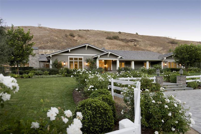 Chỉ 3 tháng sau khi sở hữu ngôi nhà đầu tiên tại khu Hidden Hills, nữ tỷ phú chi 4,5 triệu USD để mua một biệt thự ngay bên cạnh để xây dựng văn phòng làm việc. Ảnh: Sotheby.