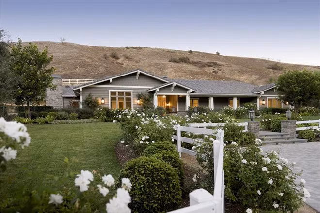 Chỉ 3 tháng sau khi sở hữu ngôi nhà đầu tiên tại khu Hidden Hills, nữ tỷ phú chi 4,5 triệu USD để mua một biệt thự ngay bên cạnh để xây dựng văn phòng làm việc. Ảnh: Sotheby.