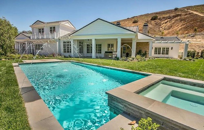 Biệt thự ở Hidden Hills này rộng khoảng 655 m2 với 6 phòng ngủ và 7 phòng tắm. Tháng 9/2018, cô em út trong chị em nhà Kardashian - Jenner bán lại ngôi nhà với giá 6,7 triệu USD. Ảnh: Zillow.