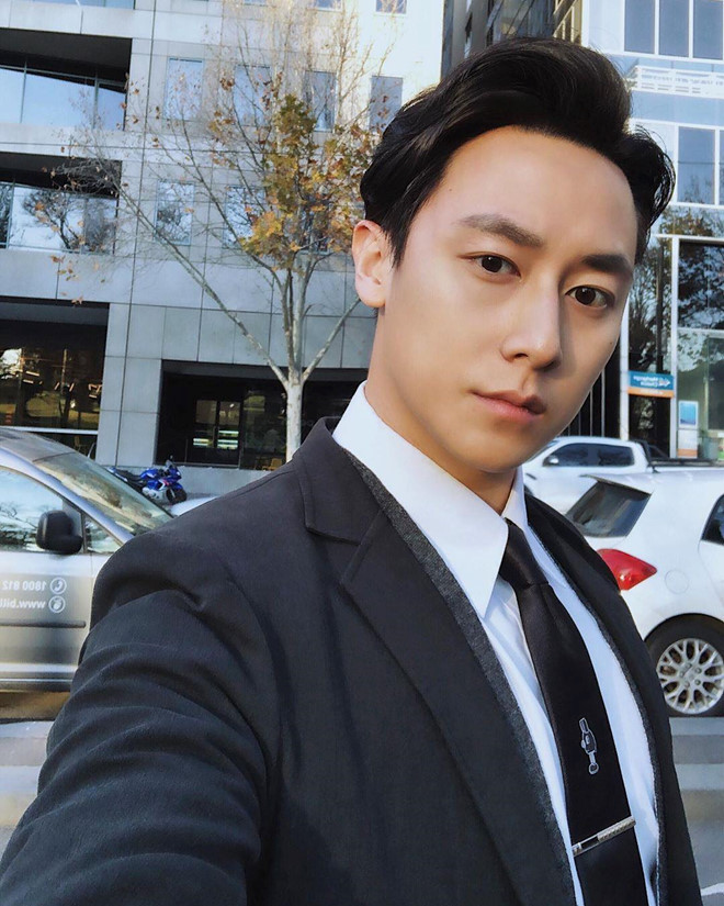 Ngoài ra, Rocker Nguyễn cũng phát triển sự nghiệp riêng, mở một số cửa hàng trà sữa tại Australia. Từ thời điểm bắt đầu chuyển hướng sang kinh doanh, giọng ca 26 tuổi cũng theo tuổi hình tượng lịch sự, trưởng thành. Anh thường lựa chọn mặc vest cổ điển, thắt cravat và cài kẹp ghim đúng chuẩn mực.