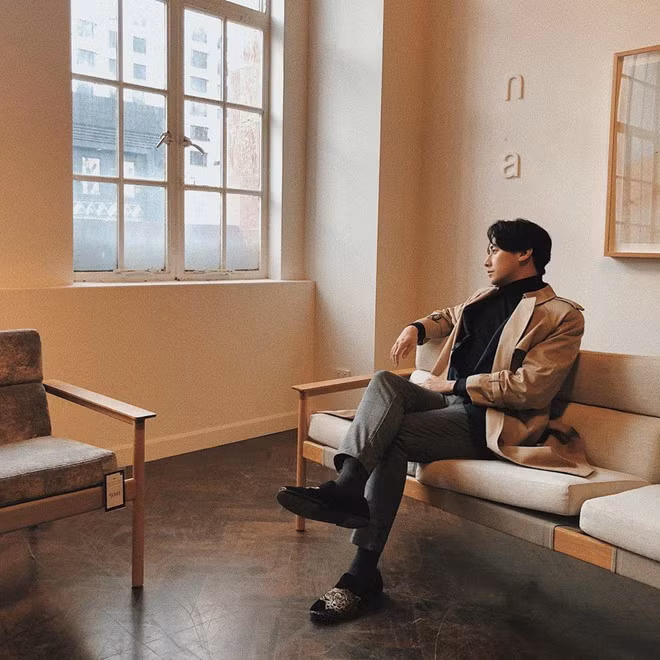 Nhiều người nhận xét Rocker Nguyễn sống lành mạnh, tính cách ôn hòa, tích cực hơn thời điểm còn hoạt động trong showbiz. Trước đó, khi rời Việt Nam sang Australia, nam ca sĩ cho biết anh muốn lấy lại cân bằng trong cuộc sống. Thời gian đầu mới sống tại nước ngoài, Rocker Nguyễn chỉ dành thời gian để tập gym, nấu ăn, tham gia hoạt động cộng đồng.