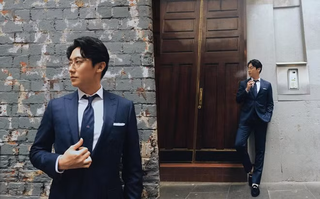 Sở hữu chiều cao 1,85 m và vóc dáng nổi bật, nam ca sĩ được khen hợp mặc vest. Trong hầu hết hình ảnh trên trang cá nhân, Rocker Nguyễn đều mặc lịch sự, chỉn chu, toát lên dáng vẻ doanh nhân.