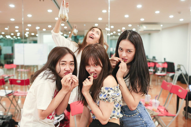 Trước đó, Lan Ngọc, Phương Lan, Thùy Anh và Thoại Tiên từng chia sẻ nhiều hình ảnh làm mặt xấu hài hước. Dù vậy, nhóm vẫn được khen xinh đẹp. Trên mạng, người hâm mộ dành nhiều lời khen cho nhan sắc cũng như tình bạn của bốn cô gái.