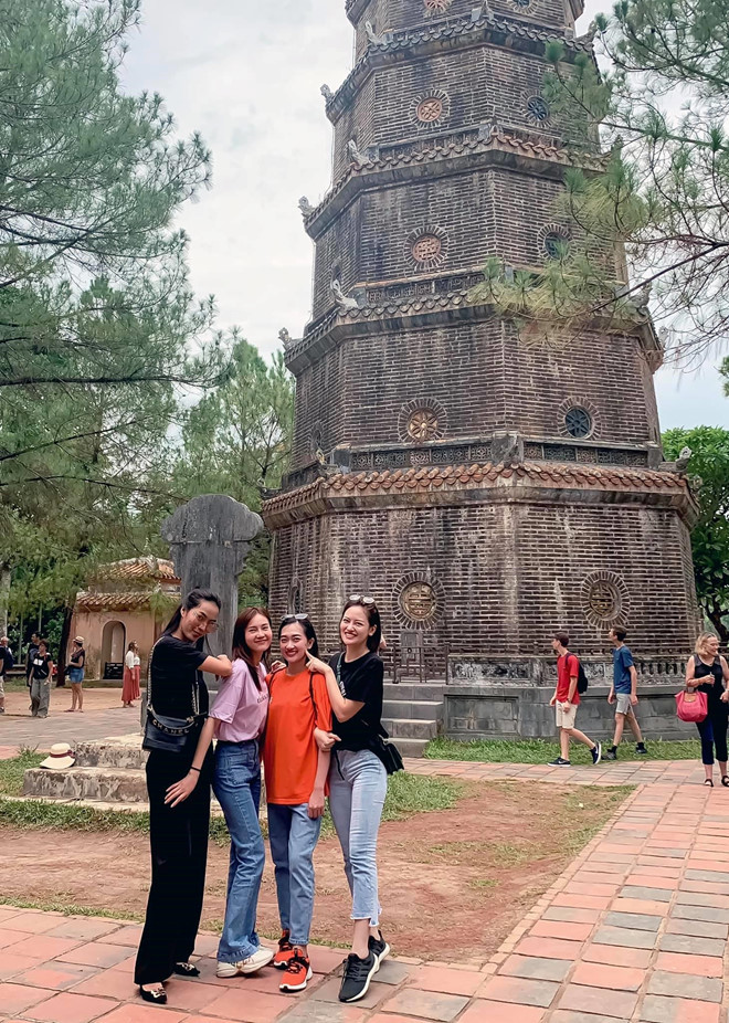 Hiện, bốn người đang có mặt tại Huế. Thùy Anh chia sẻ hình ảnh nhóm cùng đi tham quan cảnh đẹp tại cố đô. Trong khi đó, Thoại Tiên tiết lộ bốn người sẽ lưu lại địa điểm này trong một tháng.