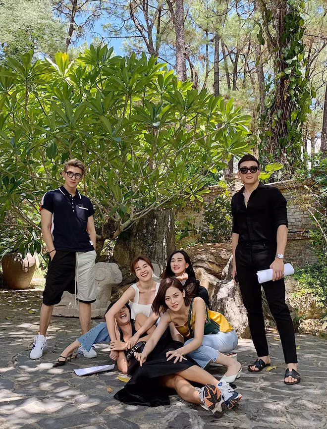 Thùy Anh theo nghiệp diễn từ sớm, tạo được dấu ấn riêng với tác phẩm Đập cánh giữa không trung. Phương Lan xuất thân là diễn viên kịch, được đánh giá là nhân tố có tiềm năng của sân khấu Thế giới trẻ. Trong khi đó, Thoại Tiên là người mẫu chuyên nghiệp. Người hâm mộ gọi vui nhóm bằng biệt danh "tứ đại mỹ nhân".