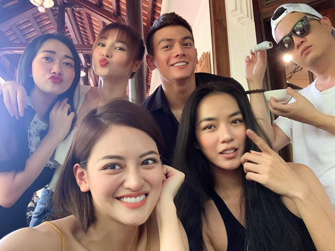 Các cô gái gặp nhau lần đầu vào năm 2018 khi cùng tham gia một tác phẩm điện ảnh. Bốn người đều có tính cách vui vẻ, hoạt bát nên có nhiều điểm chung và dễ kết thân. Sau khi đóng máy, Lan Ngọc và đàn em vẫn giữ mối quan hệ thân thiết.