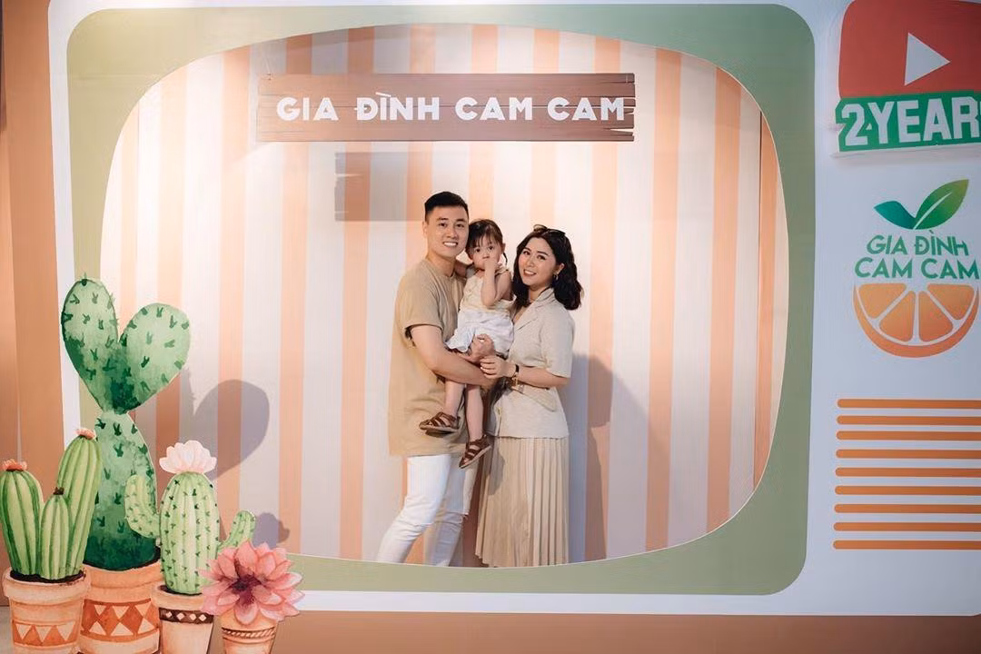 "Gia đình Cam Cam" của Kiên Hoàng và Heo Mi Nhon lại đi ăn "sương sương" và cho biết cả nhà cùng tận hưởng dịp nghỉ lễ Quốc khánh theo phong cách chậm rãi.