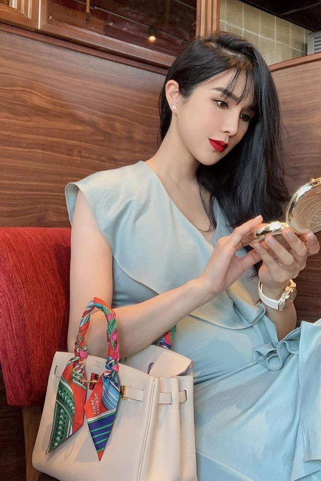 Diệp Lâm Anh nổi tiếng sành điệu, sở hữu nhiều hàng hiệu. Thông tin hậu trường cho hay gia đình chồng cô sở hữu 4 cửa hàng xe máy lớn ở Sài Gòn và nhiều bất động sản giá trị. Nữ diễn viên từng chia sẻ quen biết ông xã qua một nhóm bạn khi anh là du học sinh tại Canada. Cả hai có thời gian dài làm bạn trước khi quyết định hẹn hò.