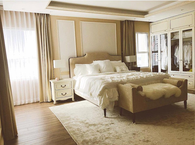 Nàng hậu còn chia sẻ góc phòng khách trong ngôi biệt thự hết sức quý tộc mà cô vừa tậu được sau 1 năm sinh sống tại Mỹ. Góc phòng ngủ và phòng ăn được cô nàng chia sẻ trước đó có thể hình dung ra mức độ to và đắt đỏ của ngôi nhà.