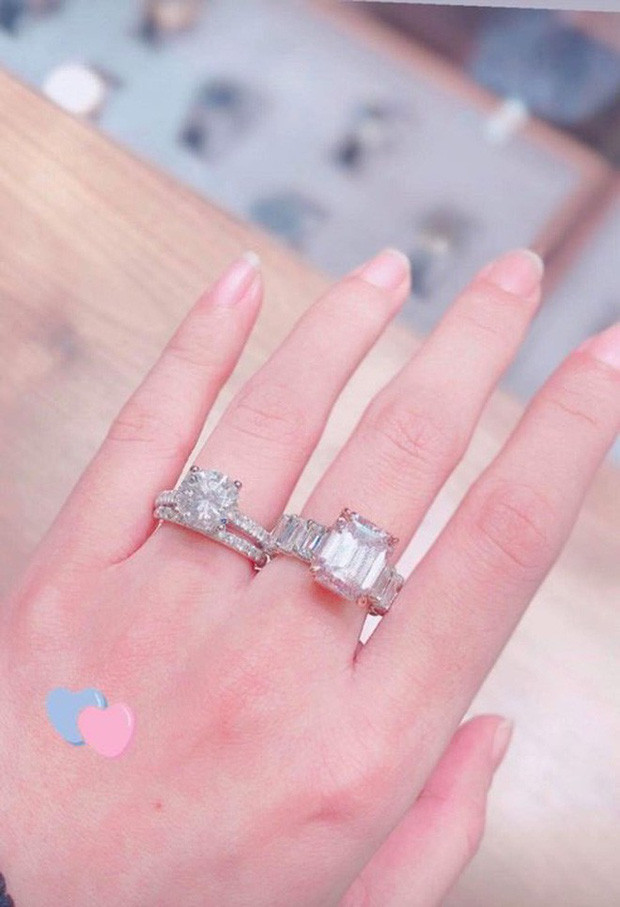 Không chỉ nhà cửa, xế sang, Phạm Hương còn chứng minh cuộc sống vương giả với hàng loạt nữ trang, nhẫn kim cương "siêu to khổng lồ".