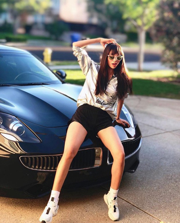 Ngoài siêu xe tiền tỷ, trên trang cá nhân Phạm Hương tiếp tục hé lộ cuộc sống xa hoa, sang trọng tại Mỹ bằng cách khoe một loạt túi xách hàng hiệu, dù không nêu giá cụ thể nhưng với hơn 10 chiếc túi mang thương hiệu đắt đỏ bậc nhất thế giới có thể định giá "khủng" cho bộ sưu tập này của nàng hậu.