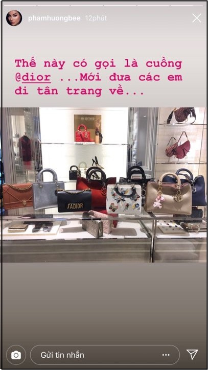 Phạm Hương khoe một phần trong bộ sưu tập túi xách hàng hiệu của mình khiến nhiều người trầm trồ.