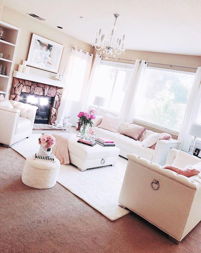 Chưa dừng lại ở đó, cách đây không lâu Phạm Hương vừa chia sẻ tậu được nhà mới ở nước ngoài sau hơn 1 năm sinh sống tại đây khiến nhiều người không khỏi bất ngờ. Người đẹp tỏ ra khá thoải mái khi tiếp tục chia sẻ ảnh chụp phòng khách vô cùng sang trọng với sắc hồng chủ đạo. Vốn là người thích cắm hoa và tối giản, căn phòng khách tuy được bày trí tối giản nhưng vẫn thể hiện được sự hoành tráng, sang chảnh khiến cư dân mạng vô cùng thích thú.