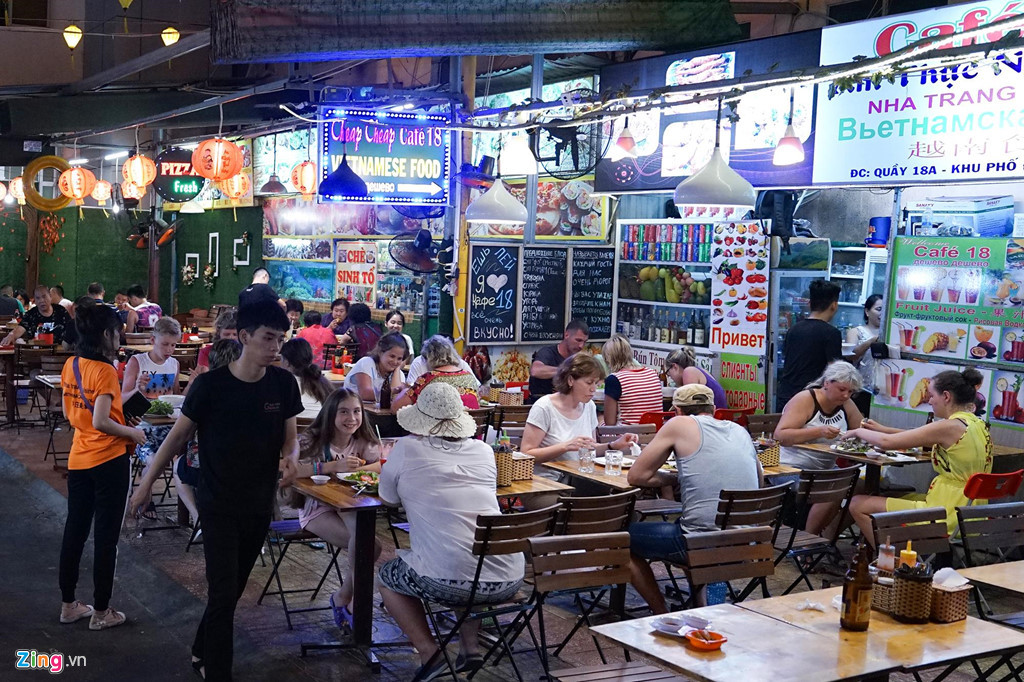 Chợ đêm cũng có một khu vực bán đồ ăn. Các món ăn truyền thống Việt Nam, hải sản hay cả đồ phong cách Trung Quốc, Hàn Quốc... cũng được phục vụ.
