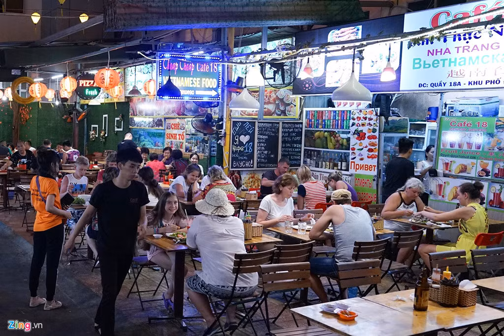 Chợ đêm cũng có một khu vực bán đồ ăn. Các món ăn truyền thống Việt Nam, hải sản hay cả đồ phong cách Trung Quốc, Hàn Quốc... cũng được phục vụ.