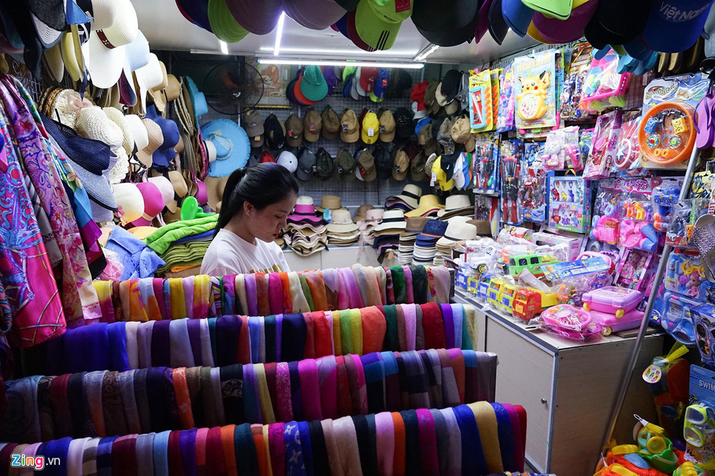 Chợ đêm được phân chia thành các ki-ốt dọc 2 bên đường, có diện tích trung bình khoảng 3 m2/ki-ốt. Các ki-ốt được chính quyền cho người dân thuê lại để kinh doanh. Hộ nào có nhu cầu diện tích mặt bằng lớn có thể thuê 2-3 ki-ốt ghép lại. Giá thuê khoảng 3-5 triệu đồng mỗi tháng. Tuy nhiên, giá sang nhượng lại quyền thuê ki-ốt có thể lên tới hàng chục triệu đồng.