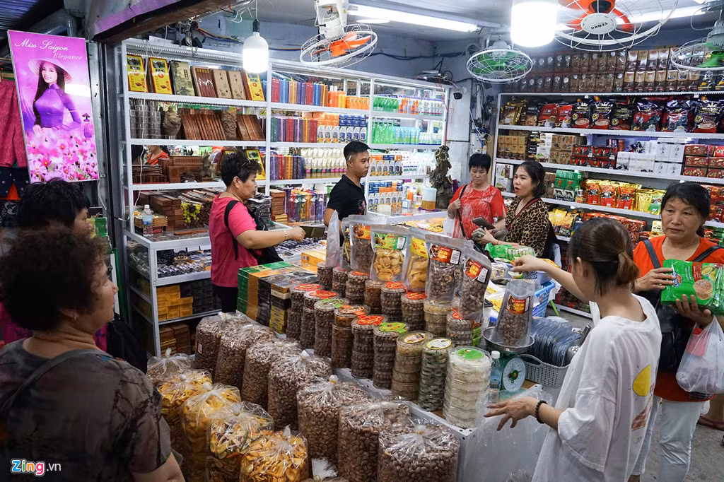 Các loại mứt, hoa quả sấy khô, cà phê, hồ tiêu... cũng được bày bán nhiều ở khu chợ. Khách Trung Quốc đặc biệt ưu thích các loại đặc sản này của Việt Nam và thường mua số lượng lớn về làm quà.