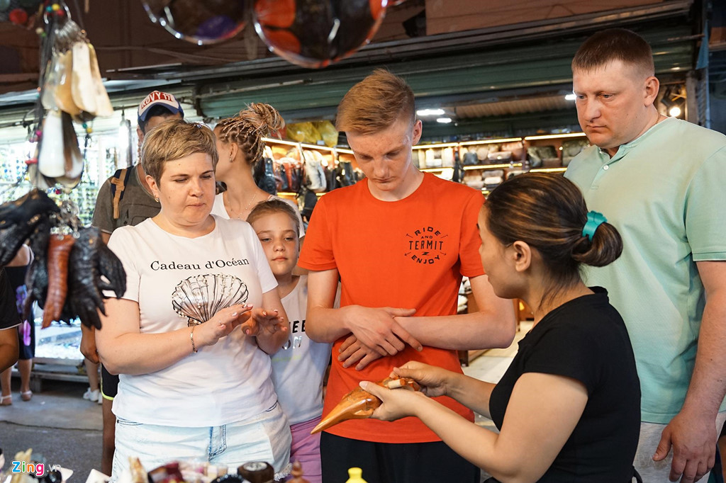 Để bán được hàng và tiện giao dịch với khách quốc tế, nhiều chủ cửa hàng còn biết dùng tiếng Nga, Trung Quốc, Hàn Quốc.