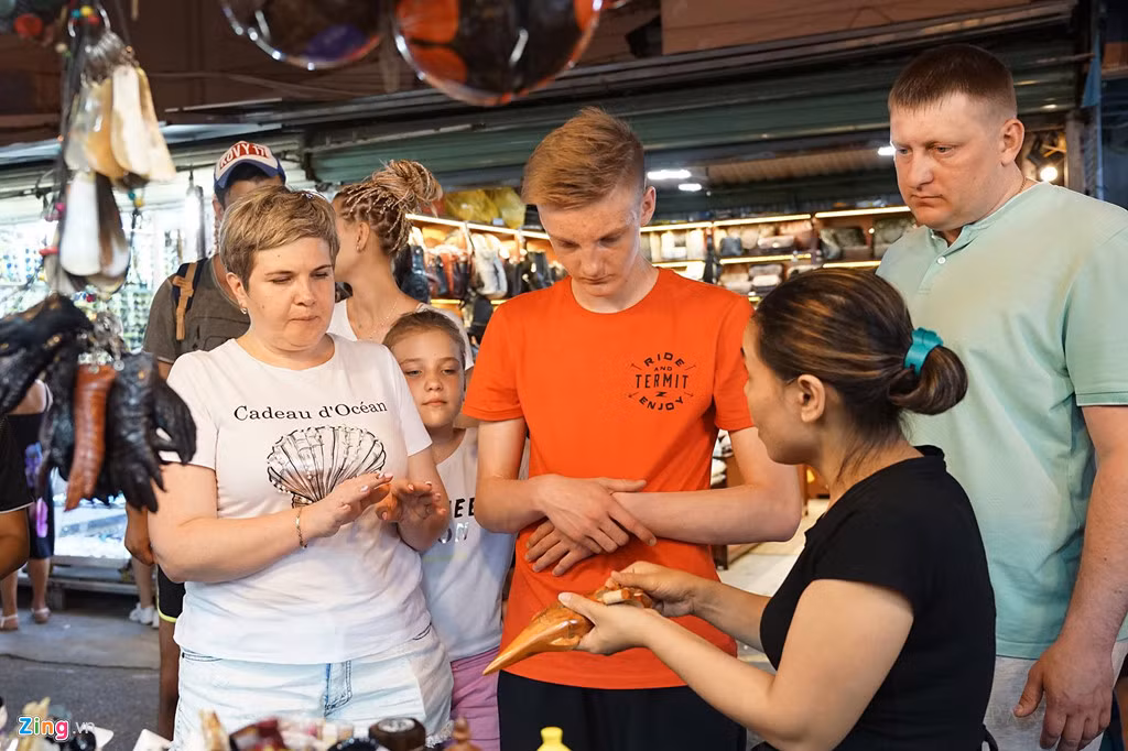 Để bán được hàng và tiện giao dịch với khách quốc tế, nhiều chủ cửa hàng còn biết dùng tiếng Nga, Trung Quốc, Hàn Quốc.