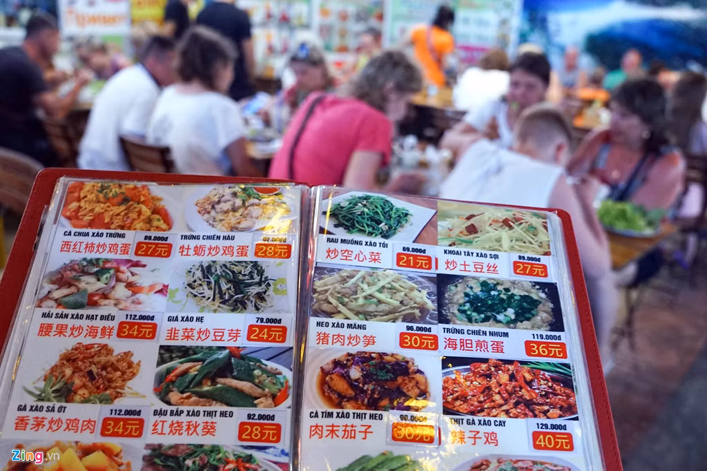 Trên thực đơn ngoài tiếng Việt còn có cả tiếng Trung Quốc. Một số tiệm ăn có biển hiệu bằng tiếng Nga.