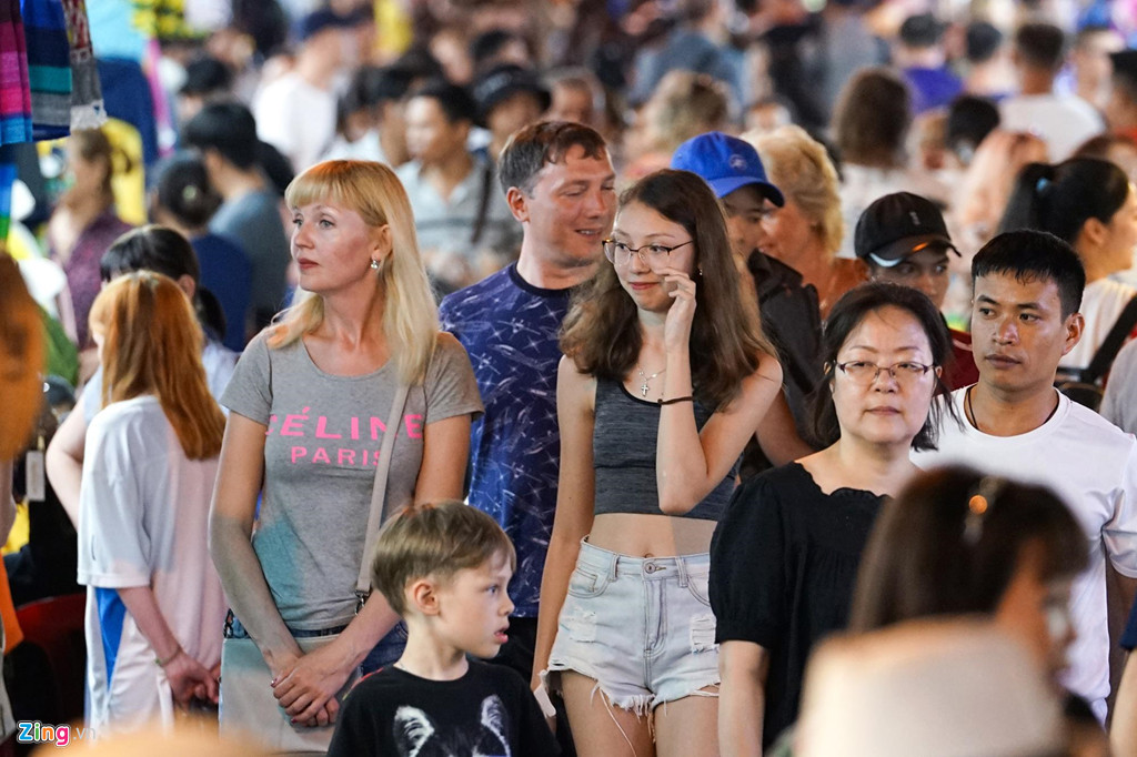 Thống kê từ Sở Du lịch Khánh Hòa, 7 tháng đầu năm 2019, Khánh Hòa đã đón 4,15 triệu lượt khách lưu trú, tăng hơn 11% so với cùng kỳ năm 2018. Trong đó, khách quốc tế khoảng hơn 2 triệu lượt, tăng hơn 24,8%. Tổng thu từ khách du lịch trên địa bàn tỉnh ước tính được 24.041 tỷ đồng, tăng gần 25%.