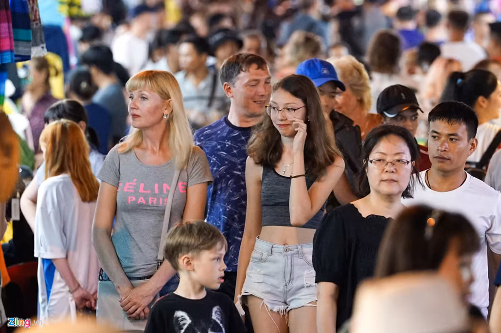 Thống kê từ Sở Du lịch Khánh Hòa, 7 tháng đầu năm 2019, Khánh Hòa đã đón 4,15 triệu lượt khách lưu trú, tăng hơn 11% so với cùng kỳ năm 2018. Trong đó, khách quốc tế khoảng hơn 2 triệu lượt, tăng hơn 24,8%. Tổng thu từ khách du lịch trên địa bàn tỉnh ước tính được 24.041 tỷ đồng, tăng gần 25%.