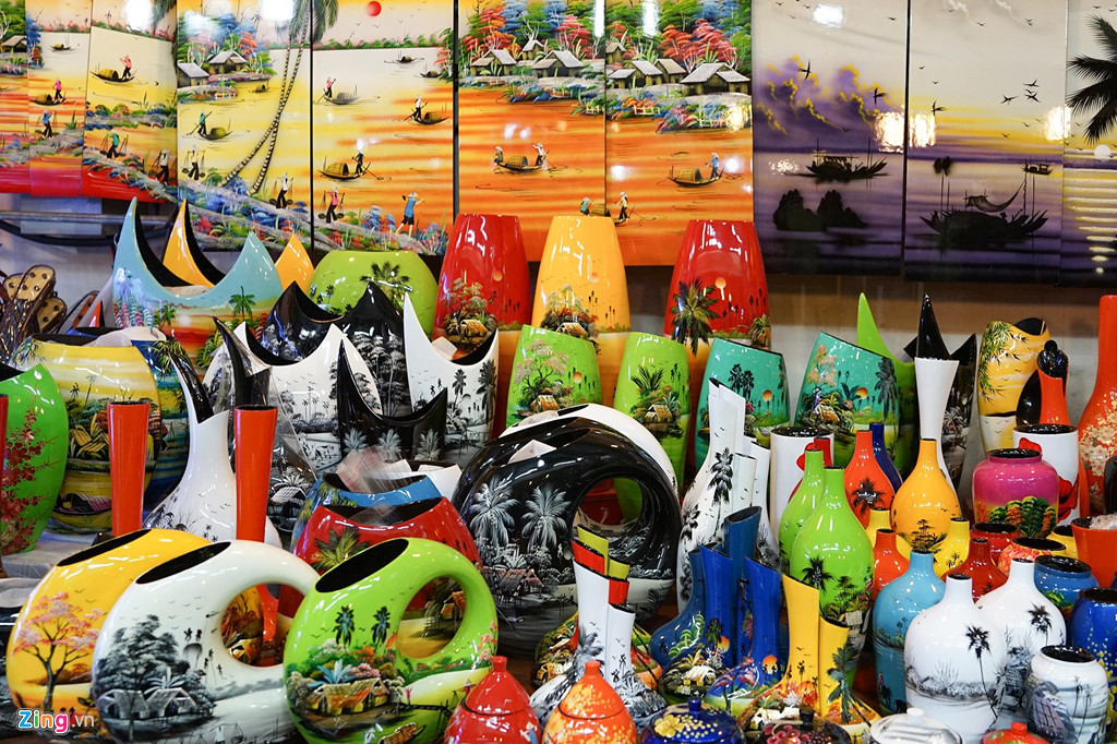 Có nhiều loại đồ lưu niệm mang yếu tố truyền thống của Việt Nam được bày bán như gốm sứ, tranh sơn mài, mây tre đan...