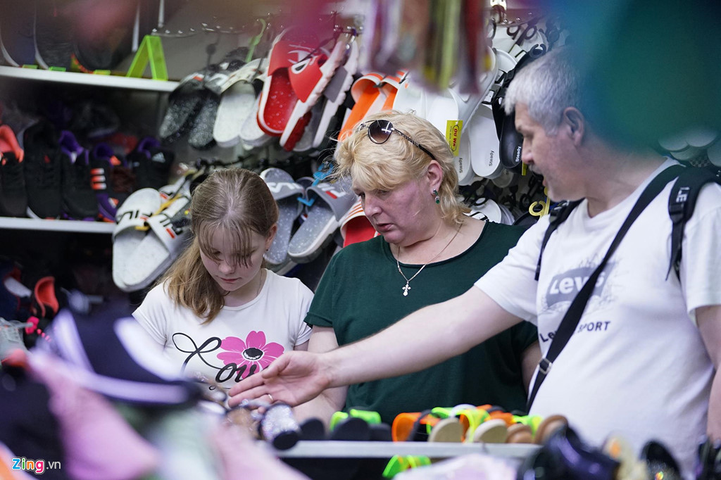 Theo ghi nhận, giá cả các mặt hàng bày bán ở khu chợ đêm không quá đắt. Chợ đêm tấp nập từ cuối giờ chiều đến khoảng 22h.