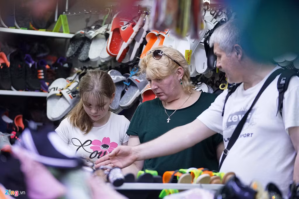 Theo ghi nhận, giá cả các mặt hàng bày bán ở khu chợ đêm không quá đắt. Chợ đêm tấp nập từ cuối giờ chiều đến khoảng 22h.