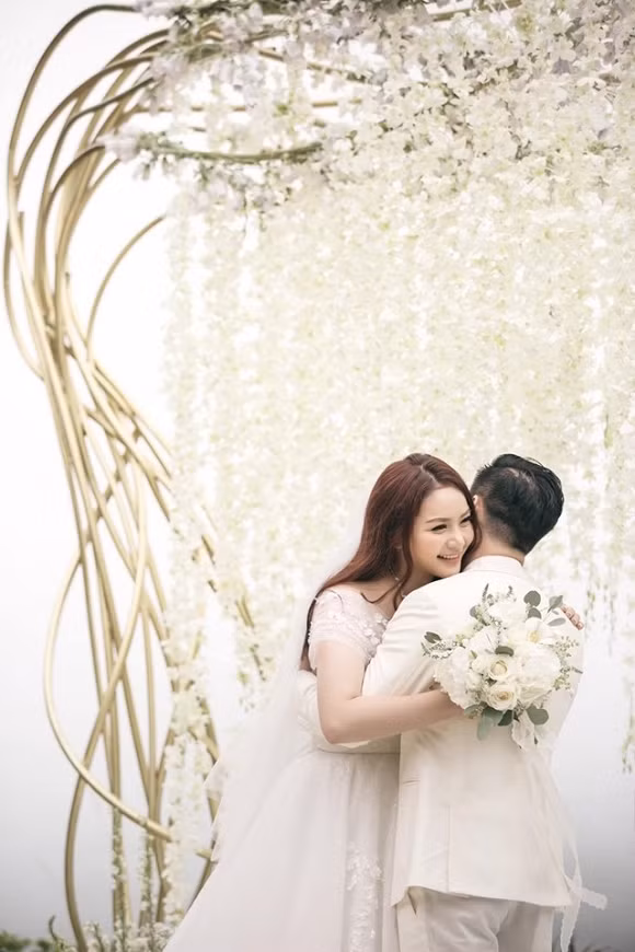 Trong bộ váy cưới, Phan Như Thảo rạng ngời hạnh phúc và hết mực quyến rũ. Cô được ông xã nhận xét xinh đẹp, ngọt ngào hơn kể từ sau khi hạ sinh con gái đầu lòng. Còn đại gia Đức An cực lịch lãm, bảnh bao với bộ suit trắng. Anh được khen ngợi trẻ trung hơn nhiều so với tuổi 57.