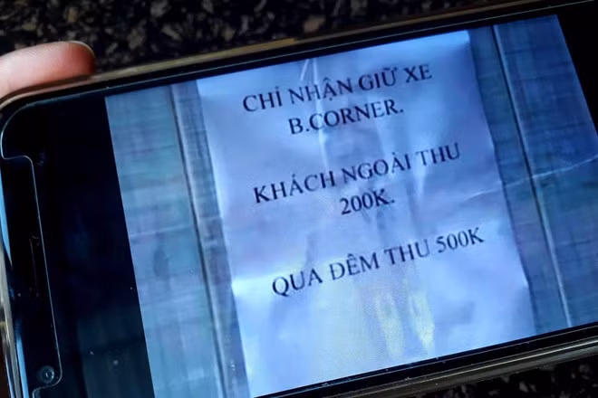 Không chỉ dừng lại ở các dịch vụ vận chuyển, ăn uống, thậm chí đến giá gửi xe "trên trời" cũng khiến người dân cảm thấy bất ngờ. Tháng 7 vừa qua, cửa hàng B.Corner trên đường Nguyễn Gia Trí quận Bình Thạnh đã bị khách hàng phản ánh "chặt chém" giá giữ xe 200.000 đồng. Cửa hàng này đã bị UBND quận Bình Thạnh xử phạt 22,5 triệu đồng theo nghị định quy định xử phạt vi phạm hành chính trong lĩnh vực quản lý giá, phí, lệ phí, hóa đơn.
