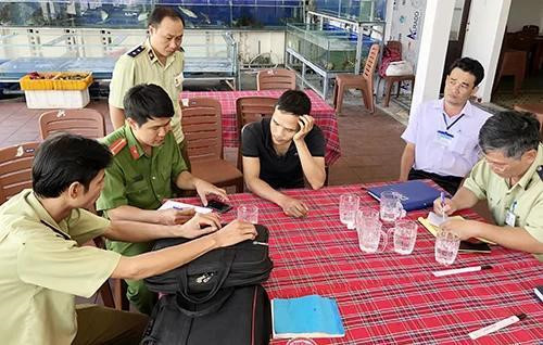 Tối ngày 7/2.2019, một nhóm du khách Malaysia đến Nha Trang đã tỏ ra vô cùng bức xúc khi phải trả đến hơn 9 triệu đồng cho bữa ăn tại một nhà hàng ở địa phương. Cụ thể, trong hóa đơn với thực đơn khoảng 10 món, chủ nhà hàng đã tính trứng xào cà chua có giá 500.000 đồng một đĩa, cơm trắng 200.000 đồng một phần, đậu bắp luộc 300.000 đồng...